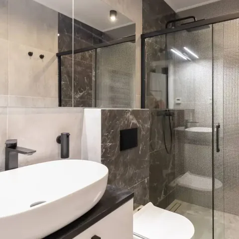 Nettoyage maison à Aoste : salle de bain et pièces désinfectées à fond